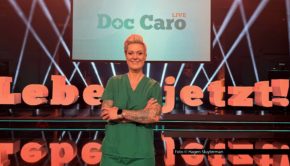 Am 11. März endete Dr. Carola Holzners Tournee „Lebe jetzt! – Lachen auf Rezept“. Die Show in Mülheim wurde für Vox aufgezeichnet. Weil alle Tourtermine der bekannten Notfallärztin und Bestsellerautorin komplett ausverkauft waren, gab’s zum Abschluss einen Sold-out-Award. (Foto © Hagen Sluyterman)