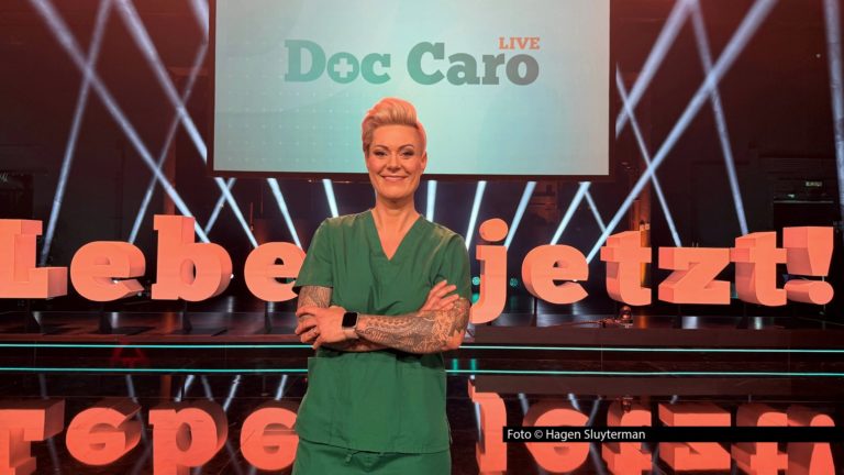Am 11. März endete Dr. Carola Holzners Tournee „Lebe jetzt! – Lachen auf Rezept“. Die Show in Mülheim wurde für Vox aufgezeichnet. Weil alle Tourtermine der bekannten Notfallärztin und Bestsellerautorin komplett ausverkauft waren, gab’s zum Abschluss einen Sold-out-Award. (Foto © Hagen Sluyterman)