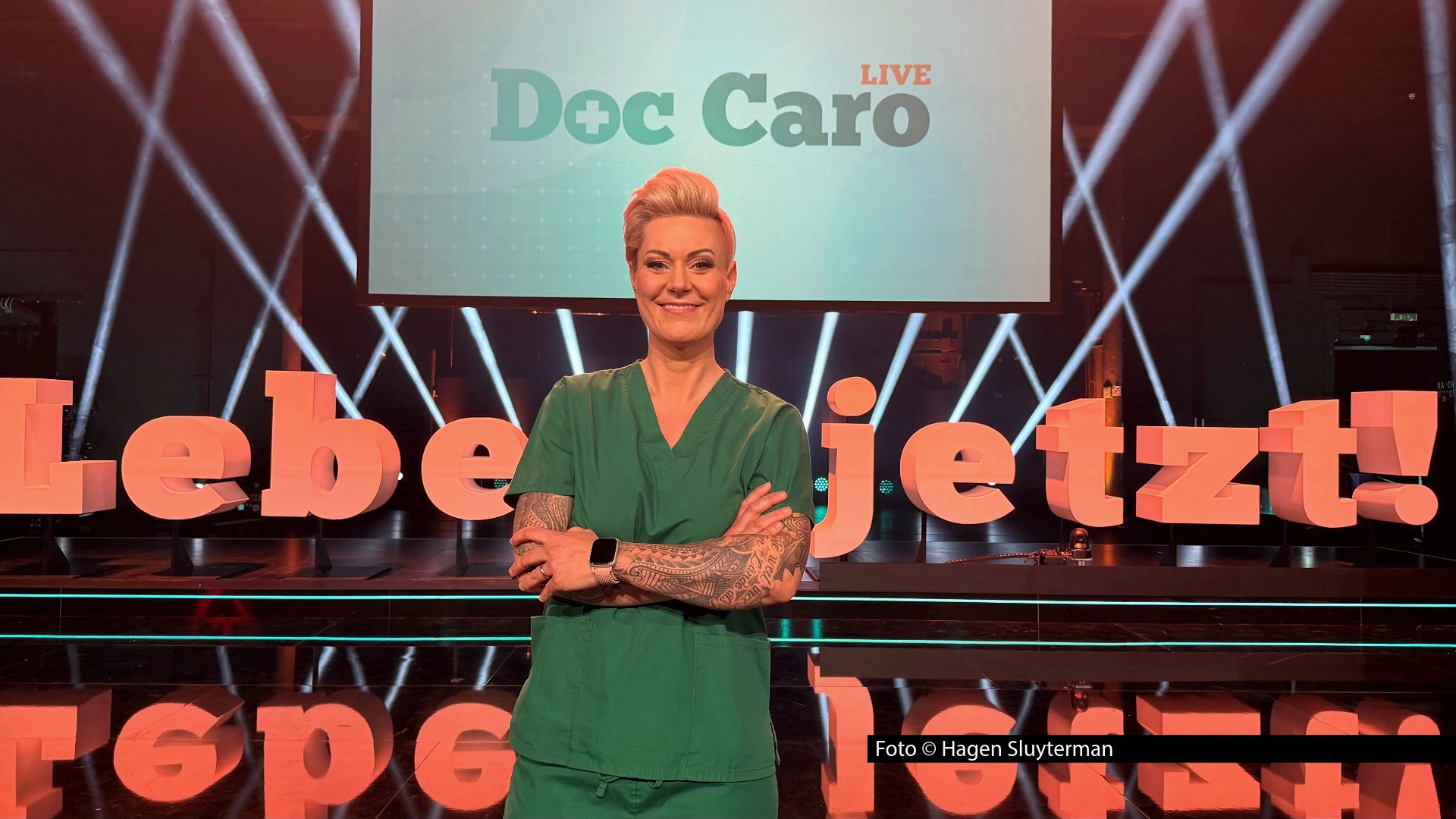 Am 11. März endete Dr. Carola Holzners Tournee „Lebe jetzt! – Lachen auf Rezept“. Die Show in Mülheim wurde für Vox aufgezeichnet. Weil alle Tourtermine der bekannten Notfallärztin und Bestsellerautorin komplett ausverkauft waren, gab’s zum Abschluss einen Sold-out-Award. (Foto © Hagen Sluyterman)