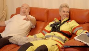 Willkommene Abwechslung für Doc Caro: In der neuesten Ausgabe ihrer Vox-Reihe „Jedes Leben zählt“ wird die Notfallmedizinerin zu einem Rentnerpaar gerufen. Vor Ort gibt‘s jedoch überraschend Entwarnung. Statt medizinischer Behandlung steht plötzlich eine spontane Wohnungsführung auf dem Programm. Foto © RTL