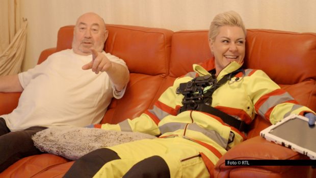 Willkommene Abwechslung für Doc Caro: In der neuesten Ausgabe ihrer Vox-Reihe „Jedes Leben zählt“ wird die Notfallmedizinerin zu einem Rentnerpaar gerufen. Vor Ort gibt‘s jedoch überraschend Entwarnung. Statt medizinischer Behandlung steht plötzlich eine spontane Wohnungsführung auf dem Programm. Foto © RTL