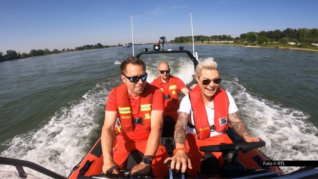 In der neuesten Folge der Vox-Serie „Doc Caro – Jedes Leben zählt“ begibt sich Notfallärztin Doc Caro auf den Rhein. Mit der Unterstützung der DLRG testet sie am eigenen Körper, wie schnell starke Strömungen zur tödlichen Gefahr werden können. Foto © RTL