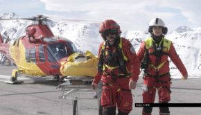 In einer neuen Ausgabe von „Doc Caro – Jedes Leben zählt“ geht’s für die titelgebende Notärztin hoch in die Luft. Auf sie und ihren Kollegen Raimund wartet ein Einsatz in einem Skigebiet. Diesen und viele weitere Fälle zeigt Vox am 10. Dezember um 20:15 Uhr. Foto © RTL