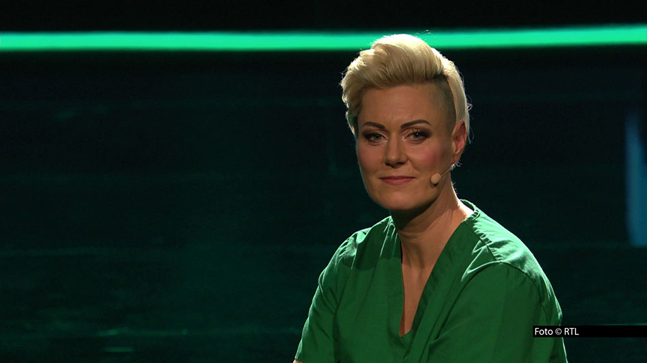 Im kommenden Jahr geht Notfallärztin Doc Caro mit ihrem erfolgreichen Bühnenprogramm „Lebe jetzt! – Lachen auf Rezept“ wieder auf Tour. Vorher gibt’s noch vier Termine im Oktober und am 21. Juli zeigt Vox in der Primetime einen Live-Mitschnitt der Show als TV-Premiere. Foto © RTL