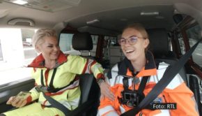 Auf Notärztin Dr. Carola Holzner warten am 23. Oktober in einer neuen Folge der Vox-Reihe „Doc Caro – Jedes Leben zählt“ wieder zahlreiche herausfordernde Einsätze. Unterstützt wird sie dabei u.a. von der Schweriner Notfallsanitäterin Sarah Wentholt. (Foto: RTL)