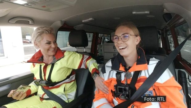 Auf Notärztin Dr. Carola Holzner warten am 23. Oktober in einer neuen Folge der Vox-Reihe „Doc Caro – Jedes Leben zählt“ wieder zahlreiche herausfordernde Einsätze. Unterstützt wird sie dabei u.a. von der Schweriner Notfallsanitäterin Sarah Wentholt. (Foto: RTL)