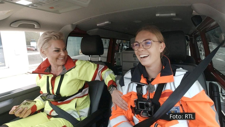 Auf Notärztin Dr. Carola Holzner warten am 23. Oktober in einer neuen Folge der Vox-Reihe „Doc Caro – Jedes Leben zählt“ wieder zahlreiche herausfordernde Einsätze. Unterstützt wird sie dabei u.a. von der Schweriner Notfallsanitäterin Sarah Wentholt. (Foto: RTL)