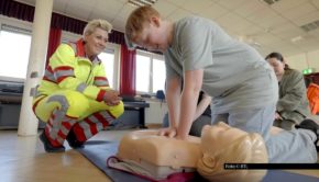 In Dinslaken am Niederrhein besucht Doc Caro die Sanitäts-AG einer Gesamtschule und trainiert mit den Schülerinnen und Schülern lebensrettende Maßnahmen. Zu sehen ist das Ganze am 17. Dezember in der letzten Folge des Jahres ihrer Vox-Serie „Doc Caro – Jedes Leben zählt“. Foto © RTL