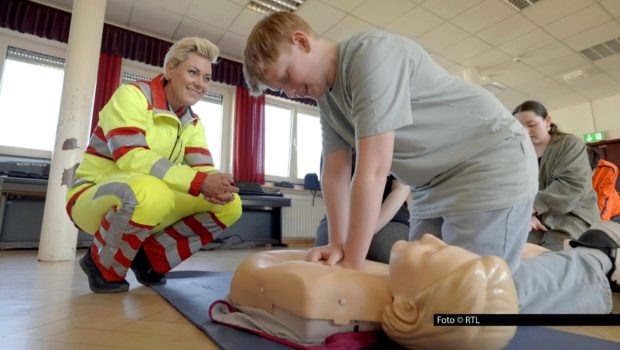 In Dinslaken am Niederrhein besucht Doc Caro die Sanitäts-AG einer Gesamtschule und trainiert mit den Schülerinnen und Schülern lebensrettende Maßnahmen. Zu sehen ist das Ganze am 17. Dezember in der letzten Folge des Jahres ihrer Vox-Serie „Doc Caro – Jedes Leben zählt“. Foto © RTL