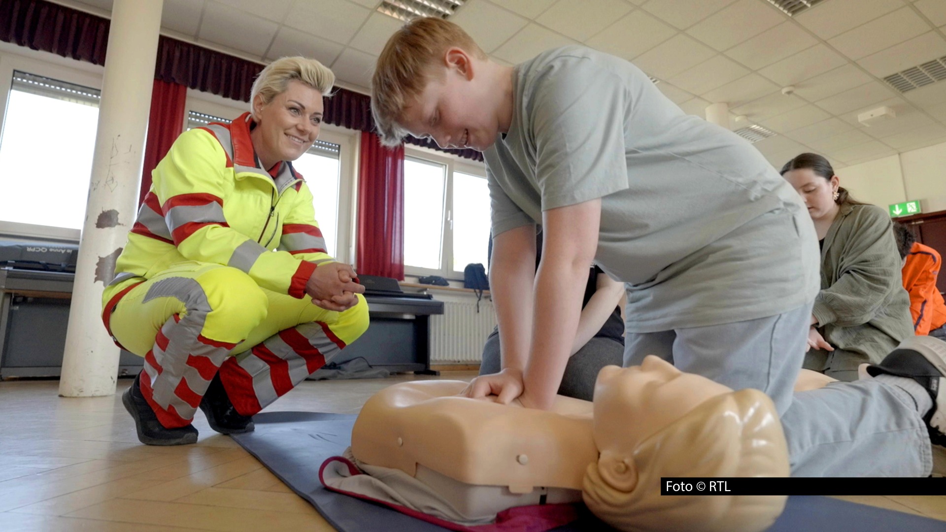 In Dinslaken am Niederrhein besucht Doc Caro die Sanitäts-AG einer Gesamtschule und trainiert mit den Schülerinnen und Schülern lebensrettende Maßnahmen. Zu sehen ist das Ganze am 17. Dezember in der letzten Folge des Jahres ihrer Vox-Serie „Doc Caro – Jedes Leben zählt“. Foto © RTL