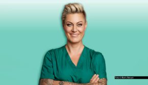 Nach dem erfolgreichen Tour-Debüt mit ihrem Bühnenprogramm „Lebe jetzt!“ legt Dr. Carola Holzner alias Doc Caro im Herbst 2026 weitere Termine nach. Für die vier Zusatzshows in Soest, Bielefeld, Göttingen und Siegen ist der Vorverkauf bereits angelaufen. (Foto © Boris Breuer)