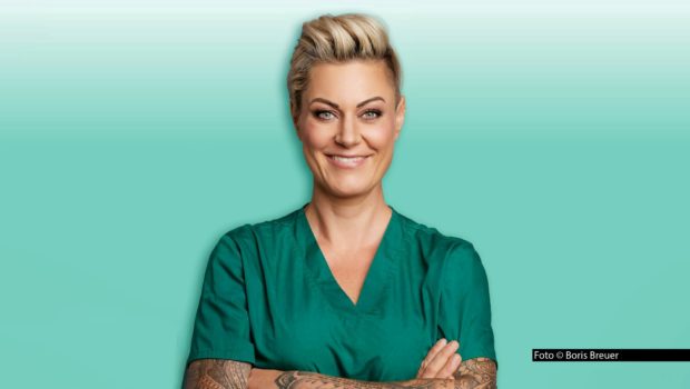 Nach dem erfolgreichen Tour-Debüt mit ihrem Bühnenprogramm „Lebe jetzt!“ legt Dr. Carola Holzner alias Doc Caro im Herbst 2026 weitere Termine nach. Für die vier Zusatzshows in Soest, Bielefeld, Göttingen und Siegen ist der Vorverkauf bereits angelaufen. (Foto © Boris Breuer)