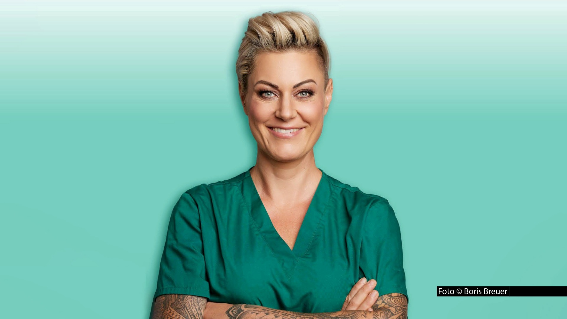 Nach dem erfolgreichen Tour-Debüt mit ihrem Bühnenprogramm „Lebe jetzt!“ legt Dr. Carola Holzner alias Doc Caro im Herbst 2026 weitere Termine nach. Für die vier Zusatzshows in Soest, Bielefeld, Göttingen und Siegen ist der Vorverkauf bereits angelaufen. (Foto © Boris Breuer)