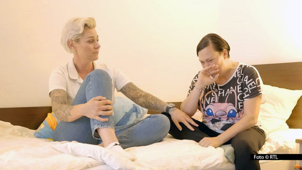 Am 30. April zeigt Vox die erste Folge der neuen zweiteiligen Doku-Reihe „Doc Caro – Leben Hautnah“, in der Dr. Carola Holzner Menschen mit bewegenden Schicksalen persönlich kennenlernt. So trifft sie u.a. Bianca, die in einer Fachklinik gegen ihre Suchterkrankung ankämpft. Foto © RTL