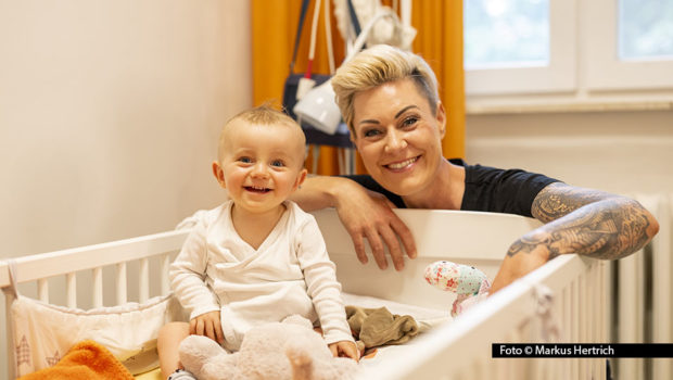 Notfallmedizinerin Dr. Carola Holzner, bekannt als Doc Caro, unterstützt als Patin von „RTL – Wir helfen Kindern“ den Verein Nestwärme e.V. in Trier. Bei ihrem Besuch traf sie betroffene Familien. Die Ärztin wirbt dabei für ein dringend benötigtes Kinder- und Jugendhospiz. Foto © Markus Hertrich