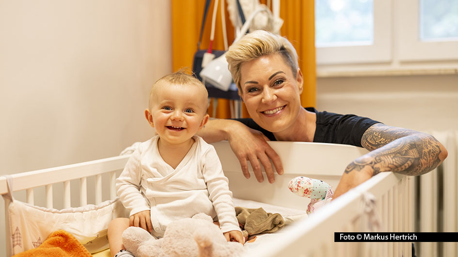 Notfallmedizinerin Dr. Carola Holzner, bekannt als Doc Caro, unterstützt als Patin von „RTL – Wir helfen Kindern“ den Verein Nestwärme e.V. in Trier. Bei ihrem Besuch traf sie betroffene Familien. Die Ärztin wirbt dabei für ein dringend benötigtes Kinder- und Jugendhospiz. Foto © Markus Hertrich