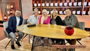 Doppelter Einsatz für Notärztin und Autorin Doc Caro alias Dr. Carola Holzner. Bei Vox ist sie ab dem 2. Oktober jeweils mittwochs in der zweiten Staffel ihrer Doku-Reihe „Jedes Leben zählt“ zu sehen. Zum Auftakt gibt‘s anschließend das neue Talk-Format „Doc Caro – Die Sprechstunde“. (Foto: smalltalk/Marcus Wanke)