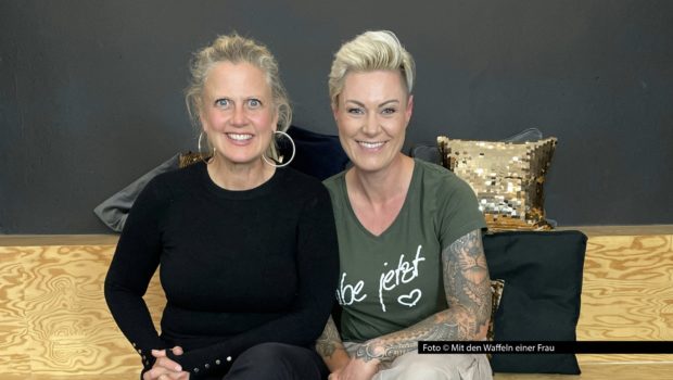 Barbara Schöneberger begrüßt in ihrem Podcast „Mit den Waffeln einer Frau“ erstmals die Notärztin, Bestsellerautorin und Moderatorin Doc Caro. Gemeinsam absolvieren die beiden einen Erste-Hilfe-Kurs und reden außerdem über Lottogewinne, spannende Geschichten aus der Notaufnahme und die Frage, welcher Facharzt wohl der attraktivste ist. Foto © Mit den Waffeln einer Frau
