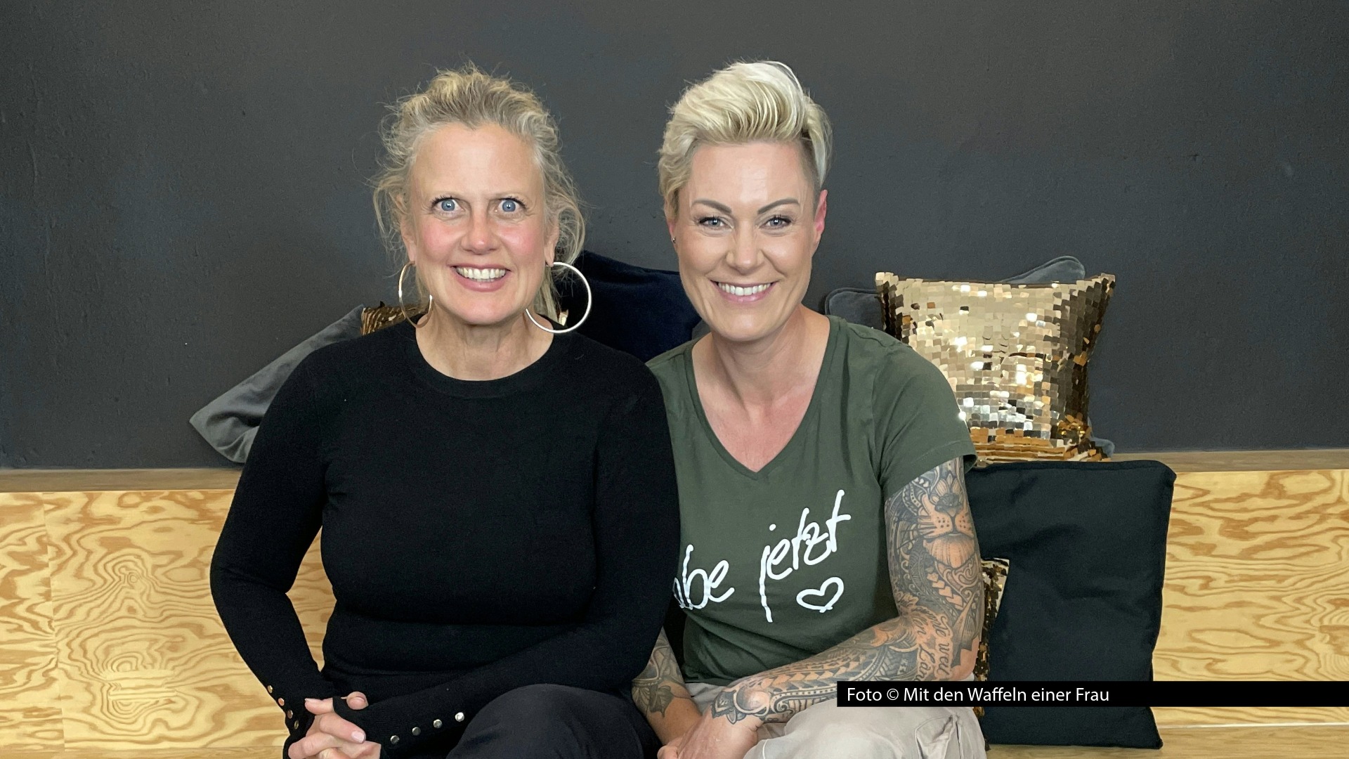 Barbara Schöneberger begrüßt in ihrem Podcast „Mit den Waffeln einer Frau“ erstmals die Notärztin, Bestsellerautorin und Moderatorin Doc Caro. Gemeinsam absolvieren die beiden einen Erste-Hilfe-Kurs und reden außerdem über Lottogewinne, spannende Geschichten aus der Notaufnahme und die Frage, welcher Facharzt wohl der attraktivste ist. Foto © Mit den Waffeln einer Frau
