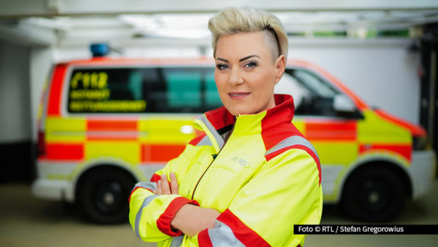 Im April geht Dr. Carola Holzner mit einer neuen Staffel der Vox-Serie „Doc Caro – Jedes Leben zählt“ auf Sendung. Für die Notärztin aus dem Ruhrgebiet steht darüber hinaus ihre bisher größte Herausforderung an: eine Ausbildung zur alpinen Luftrettungsnotärztin. Foto © RTL/Stefan Gregorowius