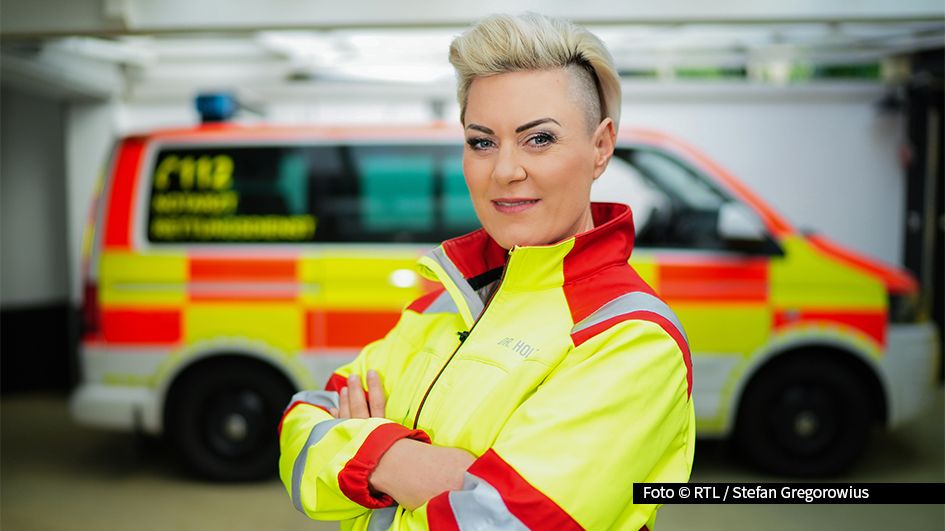Im April geht Dr. Carola Holzner mit einer neuen Staffel der Vox-Serie „Doc Caro – Jedes Leben zählt“ auf Sendung. Für die Notärztin aus dem Ruhrgebiet steht darüber hinaus ihre bisher größte Herausforderung an: eine Ausbildung zur alpinen Luftrettungsnotärztin. Foto © RTL/Stefan Gregorowius
