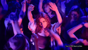 In der tragikomischen Miniserie „Don’t Fall, Dance“ spielt Hanna van Vliet eine junge Frau, die sich von einer heimtückischen Krankheit nicht unterkriegen lässt. ZDFneo, das an der niederländisch-deutschen Koproduktion beteiligt ist, zeigt sie am 5. August linear. Streaming-Start ist am 1. August. Foto © ZDF/Mark de Blok