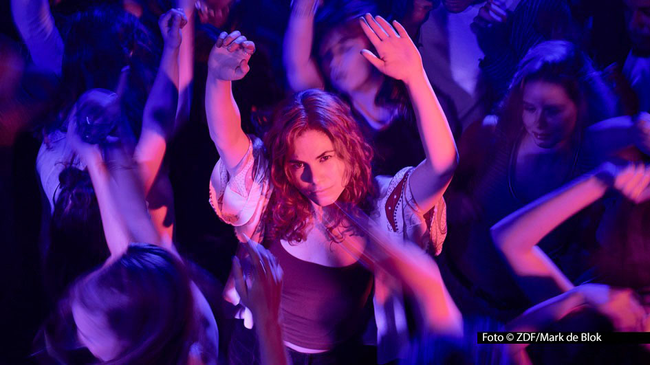 In der tragikomischen Miniserie „Don’t Fall, Dance“ spielt Hanna van Vliet eine junge Frau, die sich von einer heimtückischen Krankheit nicht unterkriegen lässt. ZDFneo, das an der niederländisch-deutschen Koproduktion beteiligt ist, zeigt sie am 5. August linear. Streaming-Start ist am 1. August. Foto © ZDF/Mark de Blok