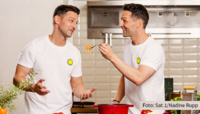 Heute fällt im Vorbandprogramm von Sat.1 der Startschuss zur neuen werktäglichen Kochshow „Doppelt kocht besser“. Ab 19:00 Uhr müssen sich kulinarisch höchst unerfahrene Kandidatinnen und Kandidaten am Herd beweisen. Gastgeber dieses Vergnügens ist Starkoch Alexander Kumptner. (Foto: Sat.1/Nadine Rupp)