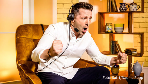 Spitzenkoch Alexander Kumptner bekommt es heute bei „Doppelt kocht besser“ in Sat.1 wieder einmal mit Laien am Herd zu tun. Diesmal soll eine „Mini Bacon Bomb“ mit Maiskolben zubereitet werden. Ob’s schmeckt, wird sich zeigen. Lustig wird‘s auf jeden Fall. (Foto: Sat.1/Nadine Rupp)