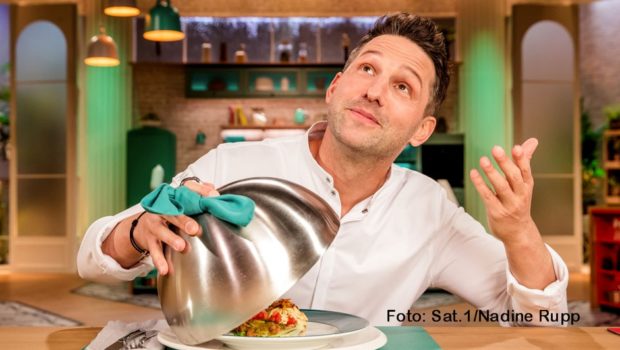 Starkoch Alexander Kumptner ist ab Juli wochentags Gastgeber der neuen Sat.1-Kochshow „Doppelt kocht besser“. Dabei müssen sich kulinarisch unerfahrene Kandidatinnen und Kandidaten am Herd beweisen – nur akustisch unterstützt von ihren kompetenteren Teampartnern. (Foto: Sat.1/Nadine Rupp)