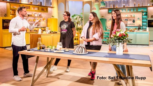 Starkoch Alexander Kumptner geht mit seiner neuen Sat.1-Vorabendshow „Doppelt kocht besser“ am heutigen 11. Juli in die zweite Woche. Zum Auftakt müssen die drei Kandidaten-Duos Königsberger Klopse als kulinarischen Herausforderung bewältigen. (Foto: Sat.1/Nadine Rupp)