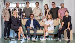 Mit einem prominent besetzten Cast realisiert der dänische Oscar-Preisträger Thomas Vinterberg derzeit unter dem Titel „Families like ours“ seine erste TV-Serie. Als deutscher Koproduzent ist die ARD Degeto an dem sechsteiligen Drama beteiligt. (Foto: ARD Degeto/Per Arnesen)