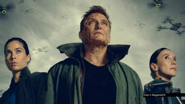 Die prominent besetzte Science-Fiction-Thrillerserie „Droneland“ mit u.a. Sophie Mousel, Oliver Masucci und Sibel Kekilli entstand als internationale Produktion nach einem Roman von Bestseller-Autor Tom Hillenbrand. In Deutschland ist sie bei MagentaTV und später auch im ZDF zu sehen. (Foto © MagentaTV)