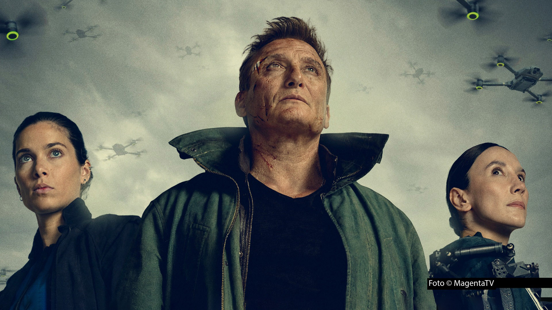 Die prominent besetzte Science-Fiction-Thrillerserie „Droneland“ mit u.a. Sophie Mousel, Oliver Masucci und Sibel Kekilli entstand als internationale Produktion nach einem Roman von Bestseller-Autor Tom Hillenbrand. In Deutschland ist sie bei MagentaTV und später auch im ZDF zu sehen. (Foto © MagentaTV)