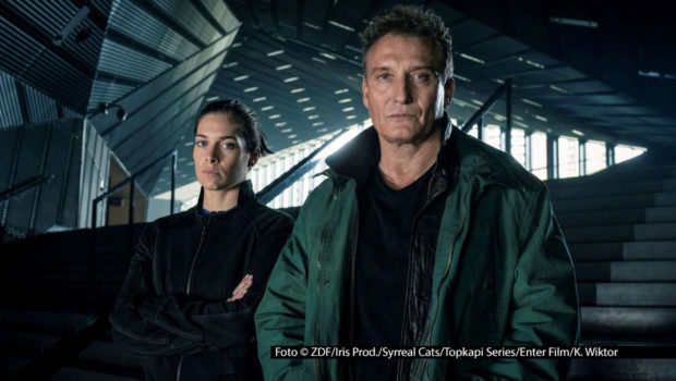 Als Serienprojekt mit Partnern aus vier europäischen Ländern, darunter ZDF und MagentaTV, wird Tom Hillenbrands Roman „Drohnenland“ verfilmt. Hauptrollen in dem Near-Future-Thriller übernehmen der deutsche Starschauspieler Oliver Masucci und dessen luxemburgische Kollegin Sophie Mousel.Foto-ZDF_Iris-Productions_-Syrreal-Cats_-Topkapi-Series_-Enter-Film_-Krzysztof-Wiktor