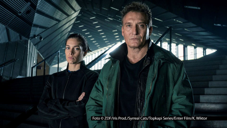Als Serienprojekt mit Partnern aus vier europäischen Ländern, darunter ZDF und MagentaTV, wird Tom Hillenbrands Roman „Drohnenland“ verfilmt. Hauptrollen in dem Near-Future-Thriller übernehmen der deutsche Starschauspieler Oliver Masucci und dessen luxemburgische Kollegin Sophie Mousel.Foto-ZDF_Iris-Productions_-Syrreal-Cats_-Topkapi-Series_-Enter-Film_-Krzysztof-Wiktor