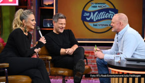 In der Spielshow „Du gewinnst hier nicht die Million bei Stefan Raab“ sind am 12. Februar Grünen-Kanzlerkandidat Robert Habeck und Entertainerin Barbara Schöneberger zu Gast. Das Format ist erstmals im Free-TV zu sehen. (Foto: RTL/Raab Entertainment/Julia Feldhagen)
