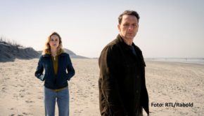 Nordseeküste statt Lehrerzimmer. RTL-Serienstar Hendrik Duryn kehrt im Frühjahr 2023 in einer neuen Rolle zurück. In den zunächst zwei Episoden der neuen Krimi-Reihe „Dünentod“ geht er im Ermittler-Duo mit Pia-Micaela Barucki an der ostfriesischen Küste auf Verbrecherjagd. (Foto: RTL/Rabold)
