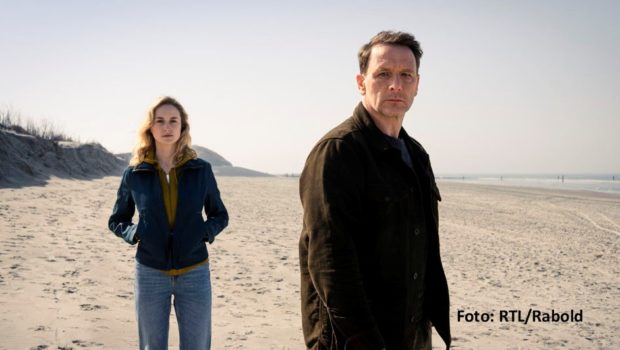 Nordseeküste statt Lehrerzimmer. RTL-Serienstar Hendrik Duryn kehrt im Frühjahr 2023 in einer neuen Rolle zurück. In den zunächst zwei Episoden der neuen Krimi-Reihe „Dünentod“ geht er im Ermittler-Duo mit Pia-Micaela Barucki an der ostfriesischen Küste auf Verbrecherjagd. (Foto: RTL/Rabold)
