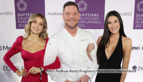 Am Abend des 16. Novembers feierten in Düsseldorf viele prominente Gäste die Verleihung der Duftstars 2023. Mit dabei waren unter anderem die beiden Moderatorinnen Cathy Hummels und Neda Peemüller sowie Sternekoch Robin Pietsch, der für das Dinner der rund 400 geladenen Gäste zuständig war. (Foto: Andreas Rentz/Fragrance Foundation Deutschland)