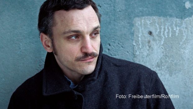Seit heute sind die Nominierten für den 34. Europäischen Filmpreis bekannt. Auf der Vorschlagsliste steht auch der deutsche Schauspieler Franz Rogowski als Hauptdarsteller in dem Homosexuellen-Drama „Große Freiheit“. (Foto: Freibeuterfilm/Rohfilm)