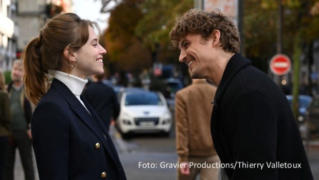 Seinen 50. Spielfilm „Ein Glücksfall“ hat Starregisseur Woody Allen mit französischen Schauspielstars wie Lou de Laâge und Niels Schneider komplett in Paris gedreht. Am 15. August feiert der romantische Thriller seine deutsche Streaming-Premiere bei MagentaTV. (Foto: Gravier Productions/Thierry Valletoux)