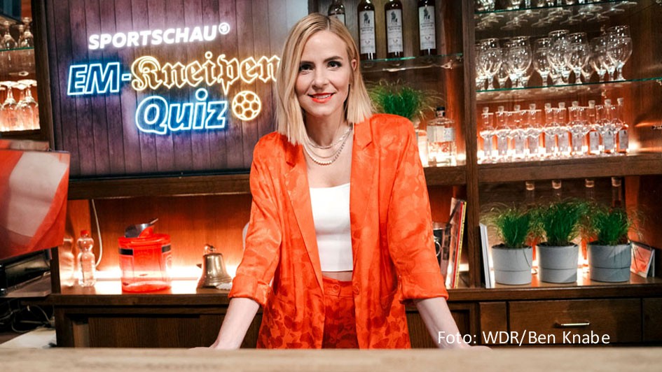 Nach dem zweiten EM-Spiel der deutschen Nationalmannschaft begrüßt Moderatorin Stephanie Müller-Spirra am 19. Juni wieder prominente und nicht prominente Rater zum „Sportschau EM-Kneipenquiz“ im Ersten. Dabei sind u.a. Tim Bendzko, Lucas Gregorowicz und Mathias Mester. (Foto: WDR/Ben Knabe)