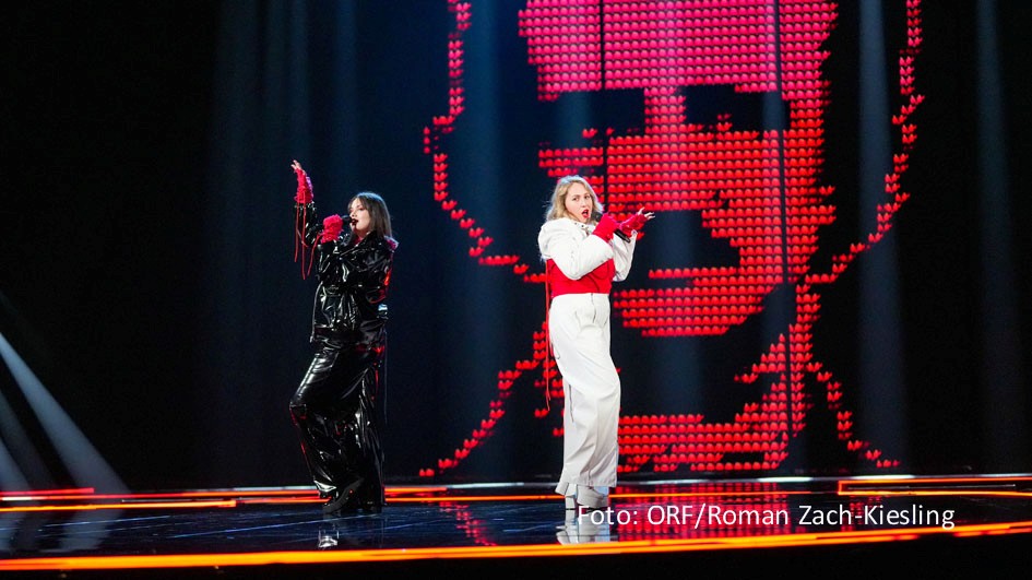 Im Finale des Eurovision Song Contest 2023, das am 13. Mai in Liverpool stattfindet, geht das österreichische Duo Teya & Salena mit der Startnummer 1 ins Rennen. Begleitet wird das Geschehen vor Ort durch ein TV-Rahmenprogramm für ARD, ORF und SRF, das Barbara Schöneberger moderiert. (Foto: ORF/Roman Zach-Kiesling)