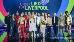 In der von Barbara Schöneberger moderierten Live-Show „Unser Lied für Liverpool“ wird am 3. März der deutsche Beitrag zum Eurovision Song Contest 2023 ermittelt. Das Duo Frida Gold, das bei den Proben noch mit für das Gruppenfoto posierte, musste seinen Auftritt absagen. Somit gehen noch acht Titel ins Rennen. (Foto: NDR/Merlin Schrader)