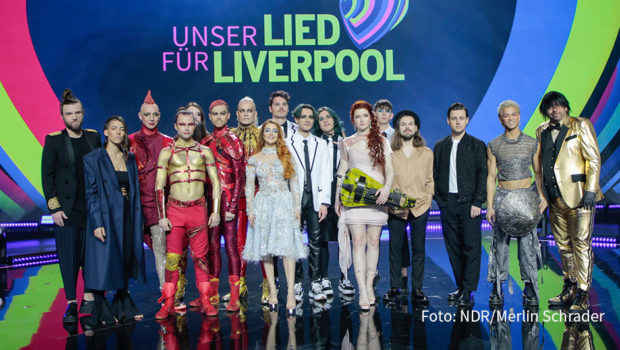 In der von Barbara Schöneberger moderierten Live-Show „Unser Lied für Liverpool“ wird am 3. März der deutsche Beitrag zum Eurovision Song Contest 2023 ermittelt. Das Duo Frida Gold, das bei den Proben noch mit für das Gruppenfoto posierte, musste seinen Auftritt absagen. Somit gehen noch acht Titel ins Rennen. (Foto: NDR/Merlin Schrader)