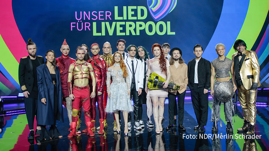 In der von Barbara Schöneberger moderierten Live-Show „Unser Lied für Liverpool“ wird am 3. März der deutsche Beitrag zum Eurovision Song Contest 2023 ermittelt. Das Duo Frida Gold, das bei den Proben noch mit für das Gruppenfoto posierte, musste seinen Auftritt absagen. Somit gehen noch acht Titel ins Rennen. (Foto: NDR/Merlin Schrader)