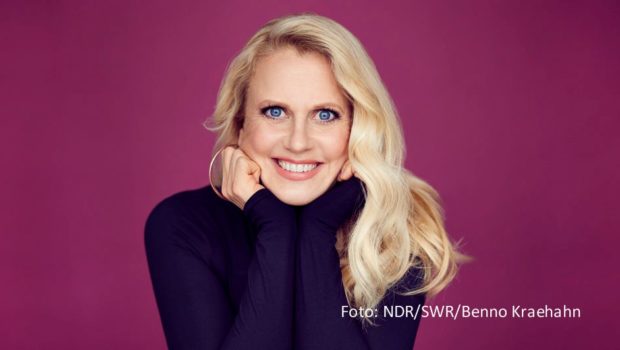Wie schon im Vorjahr findet das ARD-Rahmenprogramm zum Eurovision Song Contest am Austragungsort des Musikwettbewerbs statt. Demnach begrüßt Moderatorin Barbara Schöneberger das TV-Publikum am 11. Mai live aus Malmö. ORF 1 und SRF 1 schließen sich der Übertragung an. (Foto: NDT/SWR/Benno Kraehahn)