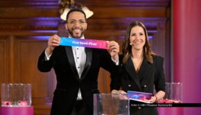 Der Countdown zum 70. ESC hat offiziell begonnen. Mit der von Alexandra Maritza Wachter und Cesár Sampson moderierten Auslosung der Halbfinals stehen nun die Startplätze für die beiden Shows am 12. und 14. Mai fest. An diesen Abenden präsentieren auch Deutschland, Frankreich, Italien, Großbritannien sowie Gastgeber Österreich außer Konkurrenz ihre Beiträge. Foto © ORF/Thomas Ramstorfer