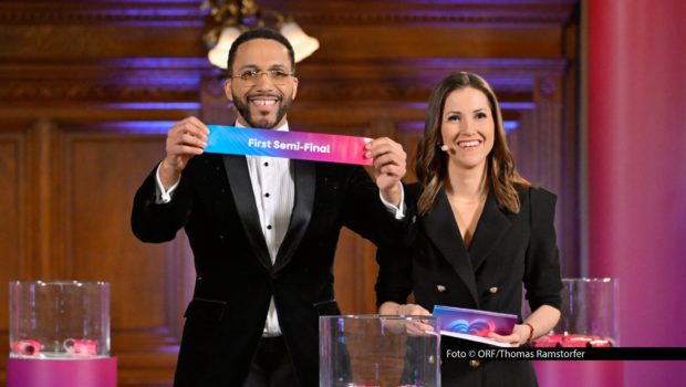 Der Countdown zum 70. ESC hat offiziell begonnen. Mit der von Alexandra Maritza Wachter und Cesár Sampson moderierten Auslosung der Halbfinals stehen nun die Startplätze für die beiden Shows am 12. und 14. Mai fest. An diesen Abenden präsentieren auch Deutschland, Frankreich, Italien, Großbritannien sowie Gastgeber Österreich außer Konkurrenz ihre Beiträge. Foto © ORF/Thomas Ramstorfer